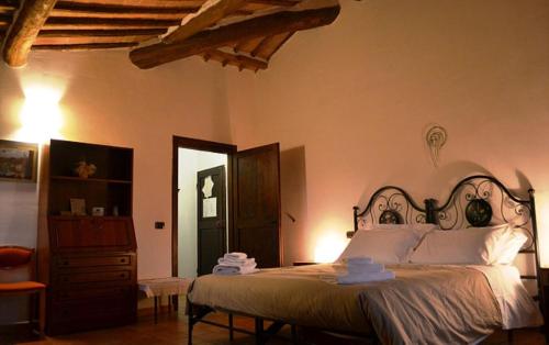 a bedroom with a large bed in a room at Colors Tastes in the Montagnola Senese in Valiano 