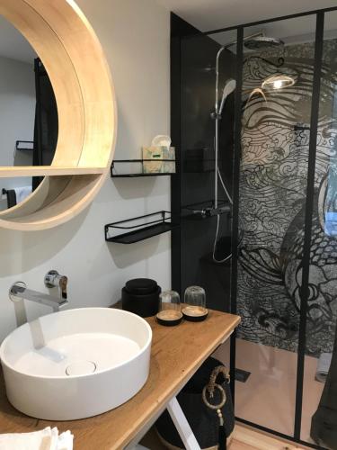 een badkamer met een wastafel en een douche bij PORTE 90 in Saint-Georges-du-Bois