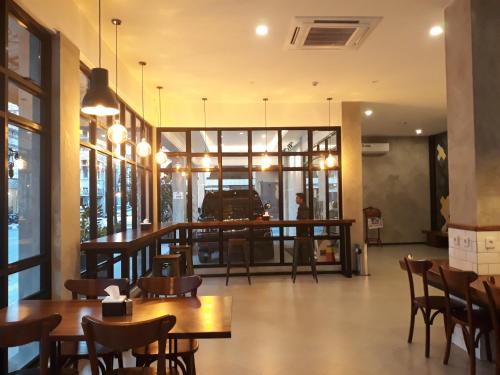 Un restaurante u otro lugar para comer en Kama Hotel