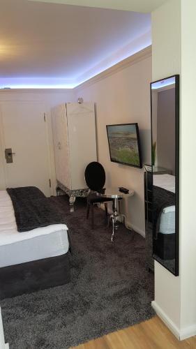 a bedroom with a bed and a desk and a mirror at Pension Gockels-Auszeit in Bad Wildungen
