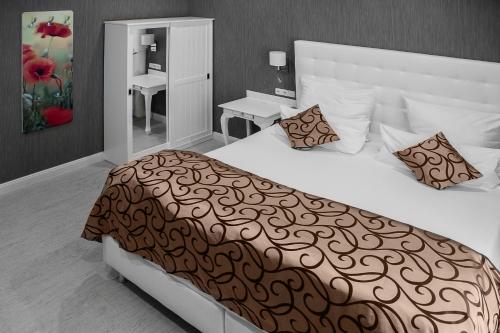 um quarto com uma cama grande e um espelho em Haus Hotel & Pension Villa Laluna em Blankenburg