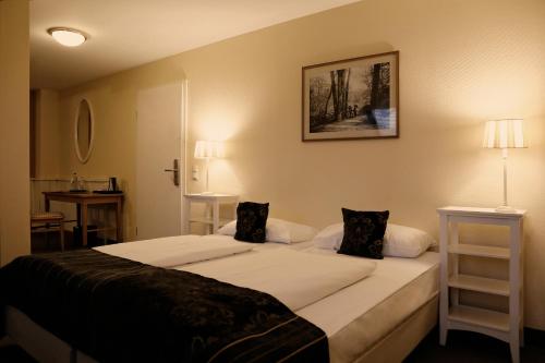 Una cama o camas en una habitación de Konsumhotel Dorotheenhof Weimar