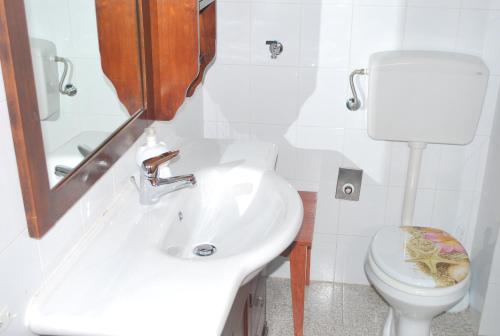 łazienka z umywalką i toaletą w obiekcie Stella Marina w mieście Stintino
