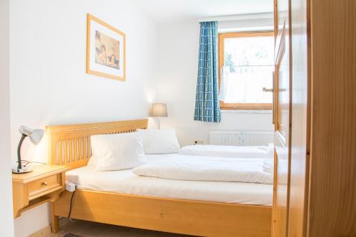 1 dormitorio con 2 camas y ventana en Ferienalm Schitter, en Mauterndorf