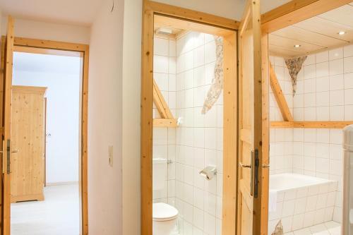 ein Bad mit einer Dusche und einem WC in einem Zimmer in der Unterkunft Ferienalm Schitter in Mauterndorf