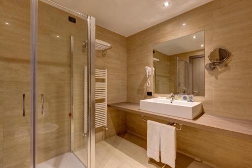 W łazience znajduje się umywalka i prysznic. w obiekcie Klima Hotel Milano Fiere w Mediolanie