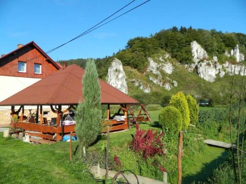a gazebo in a field with a mountain at Gospodarstwo Agroturystyczne Dolina Zachwytu in Sułoszowa