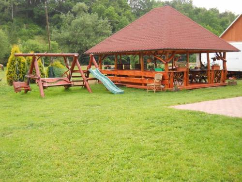 um gazebo com escorrega e um parque infantil em Gospodarstwo Agroturystyczne Dolina Zachwytu em Sułoszowa