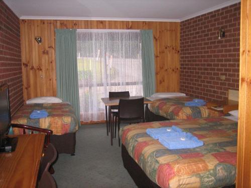 Een bed of bedden in een kamer bij Orbost Country Road Motor Inn