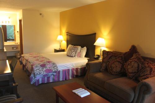 Una cama o camas en una habitación de Ozark Valley Inn