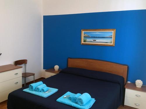 מיטה או מיטות בחדר ב-Casa Bianca & BLU a due passi dal mare