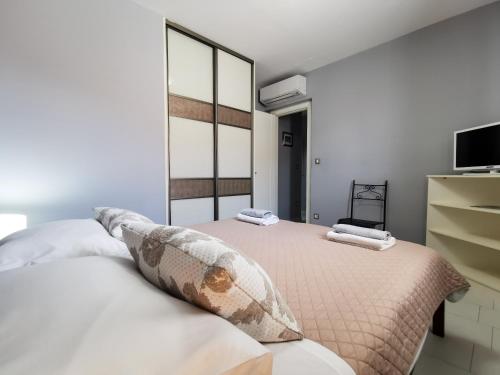 1 dormitorio con 2 camas y TV de pantalla plana en Veduta Luxury Apartments, en Split