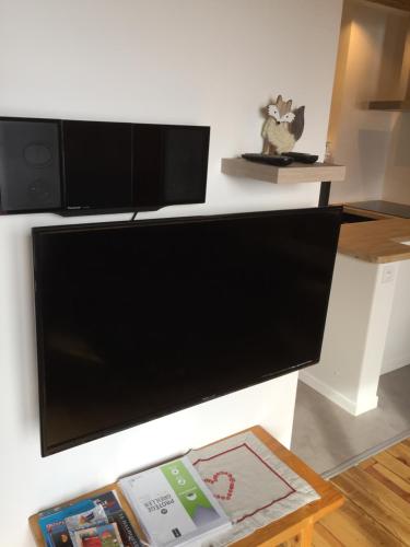 a flat screen tv hanging on a wall at Chalet Vue sous cet Angles in Les Angles