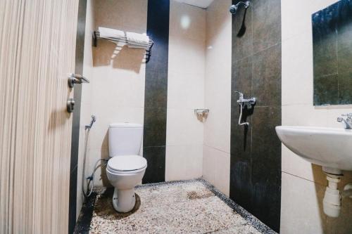 Ένα μπάνιο στο RedDoorz Plus near Sultan Hasanuddin Airport