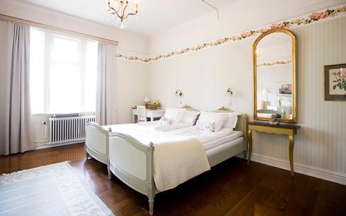 A bed or beds in a room at Korstäppans Herrgård