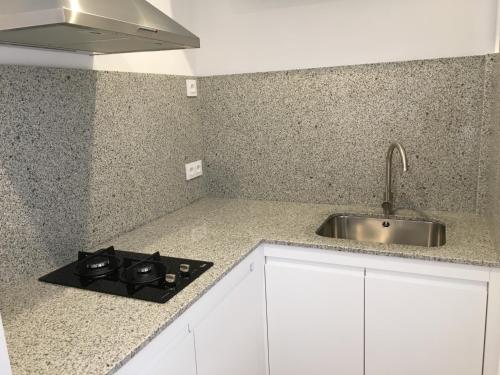 卡拉恩·布拉內斯Apartamentos Surest的带水槽和炉灶的厨房