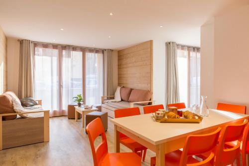 une salle à manger et un salon avec une table et des chaises dans l'établissement Le Signal du Prorel, à Briançon