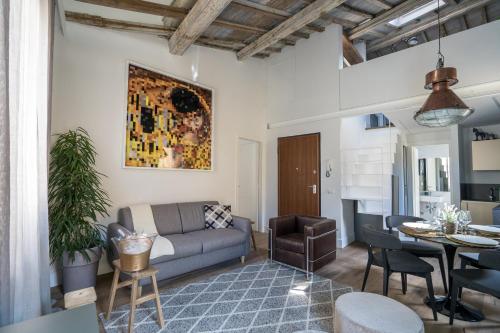 een woonkamer met een bank en een tafel bij Olive Loft in Florence