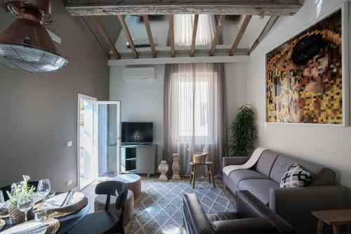een woonkamer met een bank en een tv bij Olive Loft in Florence