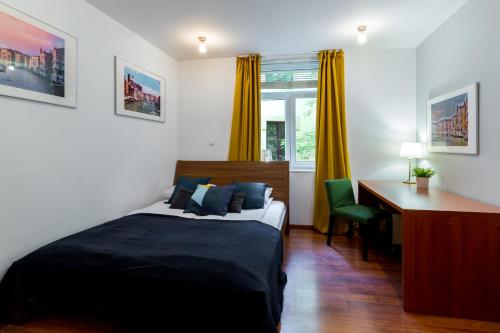 Ένα ή περισσότερα κρεβάτια σε δωμάτιο στο Wawel Cracow Old City Apartments - Friendhouse Apartments