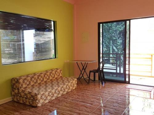 ein Wohnzimmer mit Sofa und Tisch in der Unterkunft Aaliyahs Place in Puerto Princesa