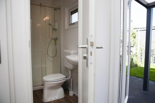 Koupelna v ubytování 6 pers. Veluwelodge XL met Sauna
