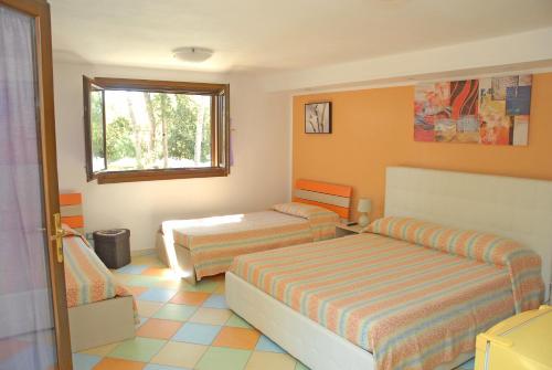 1 Schlafzimmer mit 2 Betten und einem Fenster in der Unterkunft Borgo Console in Porto Cesareo