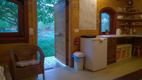 - une cuisine équipée d'un réfrigérateur et d'un évier dans une cabine dans l'établissement Ło'Burka, à Chrztowo