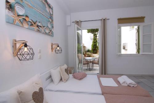 Una cama o camas en una habitación de Camara Hotel