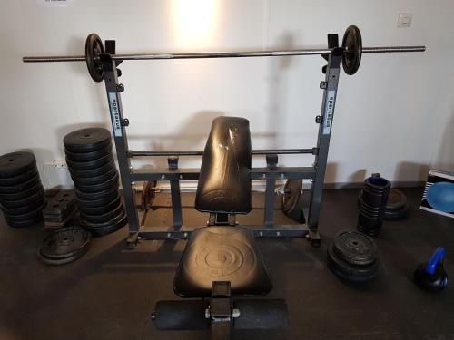 a gym with a chair in a room at Brukshotellet Skinnsberg in Skinnskatteberg