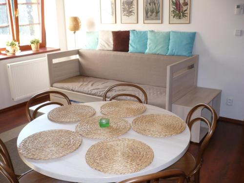 揚斯凱拉茲涅的住宿－基拉塔威利達酒店，一张带四把椅子的白色桌子和一张沙发