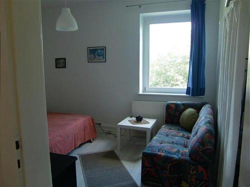 sala de estar con sofá y ventana en Ferienwohnung A0, en Klocksin