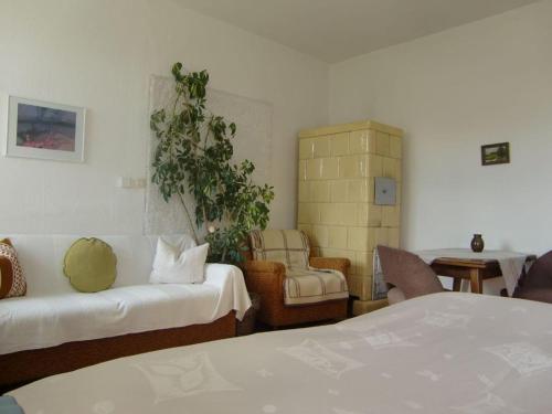 Zimmer mit 2 Betten, einem Sofa und Stühlen in der Unterkunft Ferienwohnung A3 in Klocksin