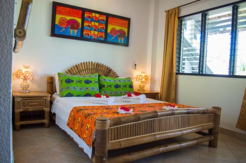 Giường trong phòng chung tại Dolphin House Resort Moalboal