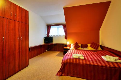 Hotel Stara Posta tesisinde bir odada yatak veya yataklar