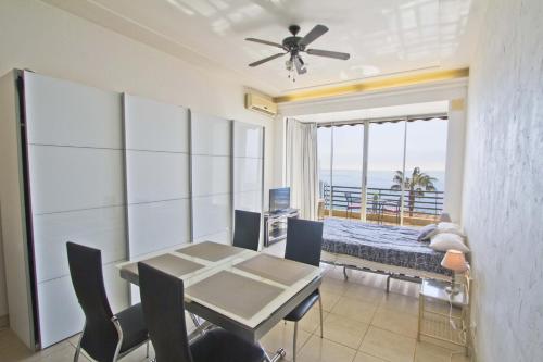 une salle à manger avec une table et une vue sur l'océan dans l'établissement LES MOUETTES - PROMENADE HOLIDAY, à Nice