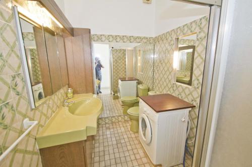 La salle de bains est pourvue de 2 toilettes, d'un lavabo et d'un miroir. dans l'établissement LES MOUETTES - PROMENADE HOLIDAY, à Nice