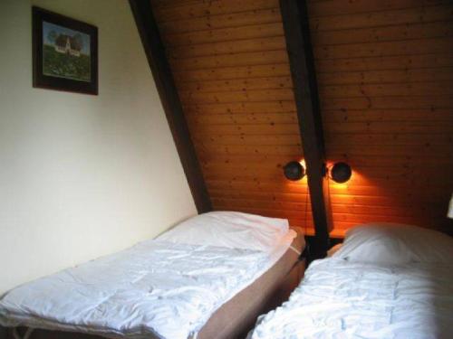two beds in a corner of a room at Holiday park- Winnetou in Waldbrunn