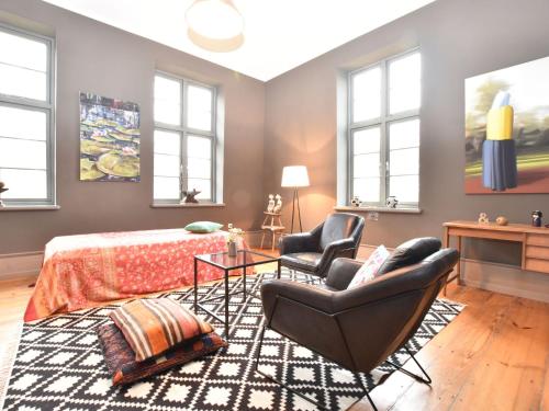 um quarto com uma cama e 2 cadeiras em Lavish Apartment in Steffenshagen with Terrace em Steffenshagen