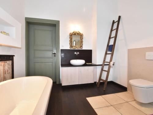 a bathroom with a ladder and a sink and a bath tub at Ferienhaus in Steffenshagen mit Terrasse in Steffenshagen