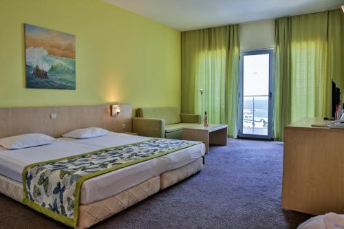 A bed or beds in a room at Golden Beach Park Hotel - All inclusive