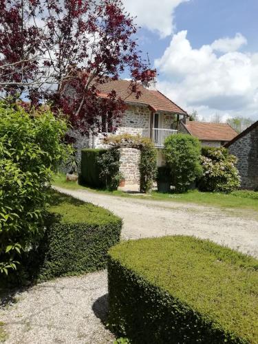 una casa con una entrada de grava delante de ella en Gîte du mont de transet en Thauron