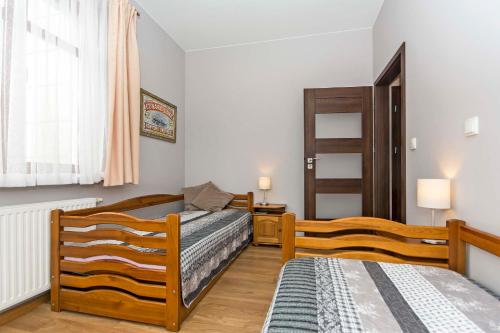 - une chambre avec 2 lits et une fenêtre dans l'établissement Gold - Neptun Park by OneApartments, à Gdańsk