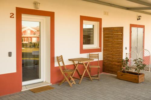 patio con mesa, sillas y puerta en Casa das Pipas #2 en Pinhal Novo