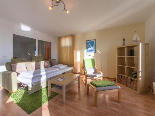 ein Wohnzimmer mit einem Bett und einem Sofa in der Unterkunft Ferienwohnung Hafenglück in Waren (Müritz)