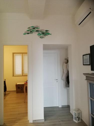 a room with a white wall and a white door at Casa del Geco in Rinella