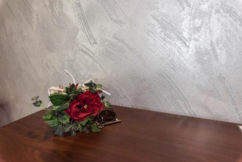 a bouquet of red roses sitting on a table at B&B La Mortella in Albanella
