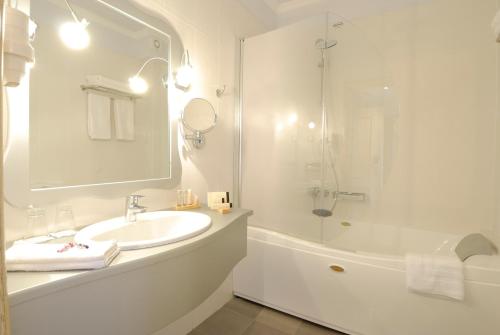Ein Badezimmer in der Unterkunft Stevalia Hotel & Spa