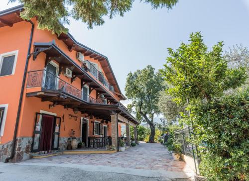 pomarańczowy budynek z balkonem przy ulicy w obiekcie B&B La Mortella w mieście Albanella