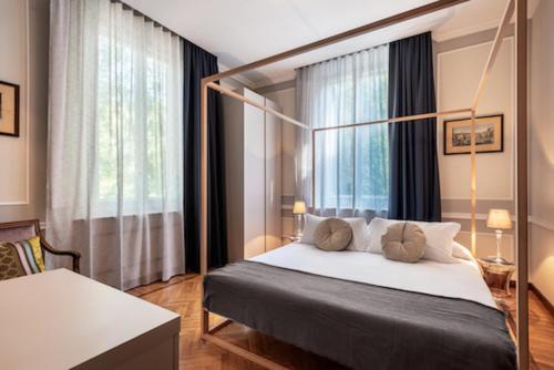 A bed or beds in a room at Mysuiteshome Apartments